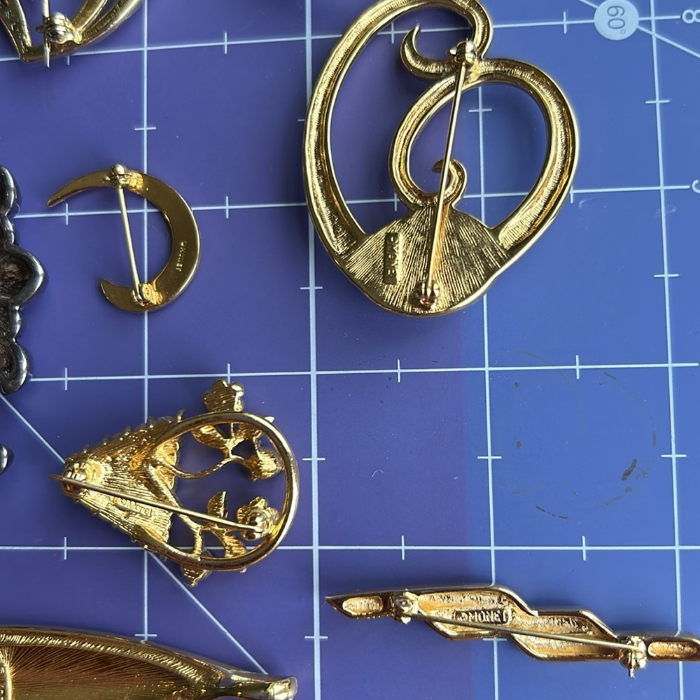 Monet collection of brooches & earrings new & old EUC  and travel pouch included - Picture 13 of 14